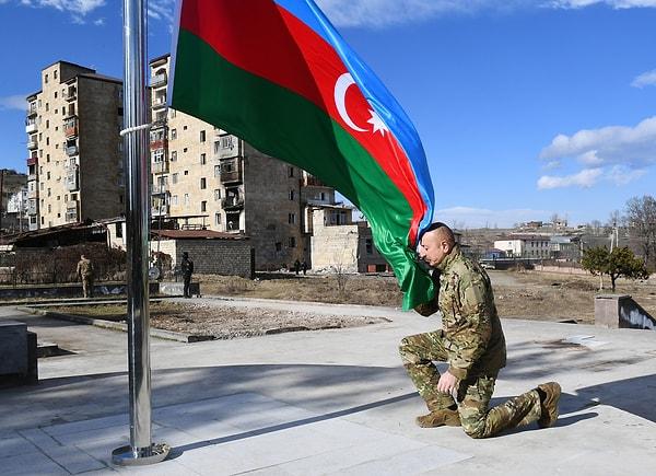 Azerbaycan bayrağında neden hilal ve yıldız vardır?
