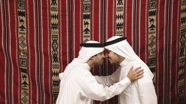 7. "Şimdilerde Kuveyt'te yasaklansa da Arap kültüründe erkekler arasında burunlarını tokuşturarak selamlaşma geleneği vardı."