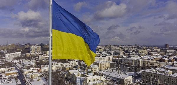 Ukrayna bayrağı, aynı zamanda Ukrayna vatandaşlarının ve Ukrayna'yı sevenlerin gurur ve sevgisini ifade etmek için de kullanılan bir semboldür.