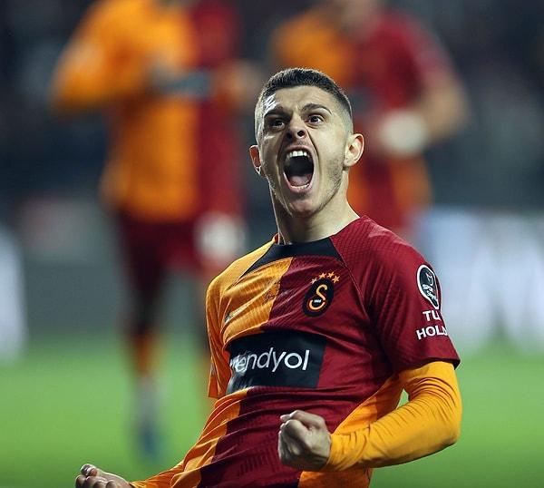 31. dakikada Galatasaray, Rashica'nın attığı golle 1-0 öne geçti.