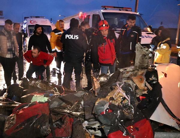 AFAD aracında yaralanan 9 kişi hastaneye kaldırılırken, yaşamını yitiren otomobilin sürücüsünün cansız bedeni ise kaza yerindeki incelemenin ardından morga kaldırıldı.
