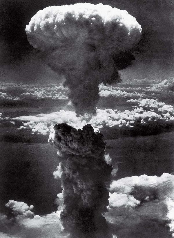 9. Nagasaki üzerindeki mantar biçimindeki nükleer bulut. (1945)