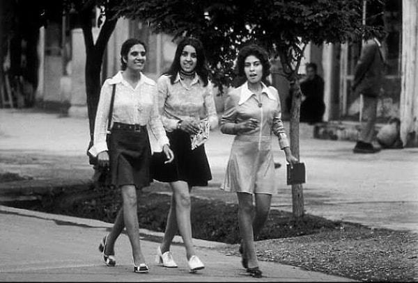 13. Kabul sokaklarında dolaşan 3 kadın, Afganistan. (1972)