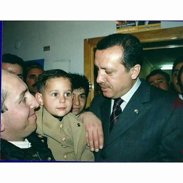 Recep Tayyip Erdoğan, 2002'de Recep Tayyip Erdoğan ile AK Parti il başkanlığı açılışında fotoğraf çektirdi.