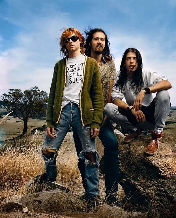 21. Курт Кобейн в рубашке с надписью «Корпоративные журналы все еще отстой» во время фотосессии Nirvana для журнала Rolling Stone, 1992 год