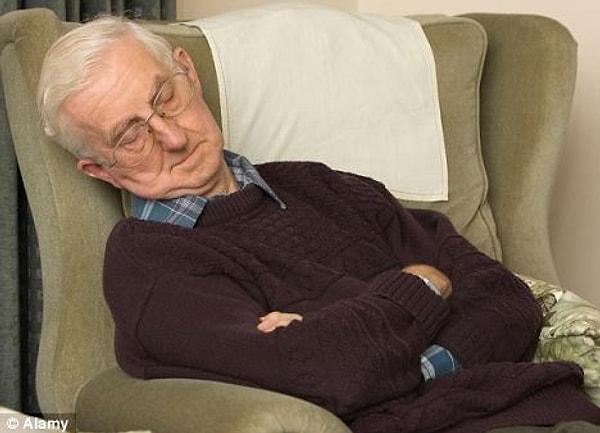 6 saatten daha az uyumanın bağışıklık üzerindeki olumsuz etkisinin 18-60 yaş aralığında, 60 yaşından büyüklere oranla daha fazla görüldüğü belirlendi. Yani yaşlılarda uyku ile bağışıklık arasındaki bağlantı gençlerden daha az gözükmektedir.