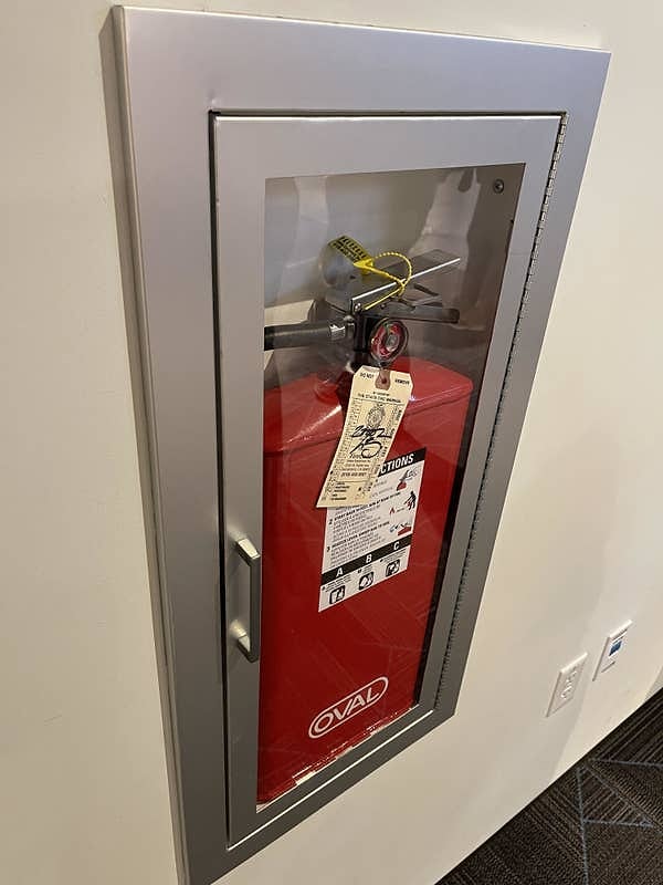 17. Существуют квадратные огнетушители: