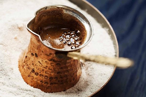 Kavrulmuş kahve çekirdekleri ince bir toz halinde çekilir, bir fincan için bir tatlı kaşığı kahve cezveye konulur; ocağın altı açılır, kahve kaynamaya başlayınca servis edilir. Hayır, bu Türk kahvesi tarifi değil, Yunan kahvesi tarifi!
