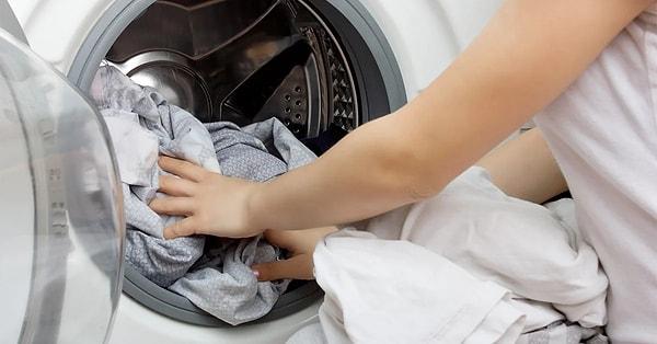 3. Havlularınızı deterjan yerine beyaz sirke ile yıkamak daha yumuşak olmalarını sağlar, lekeleri çıkarır ve çamaşır makinesinin temizlenmesine yardımcı olur.