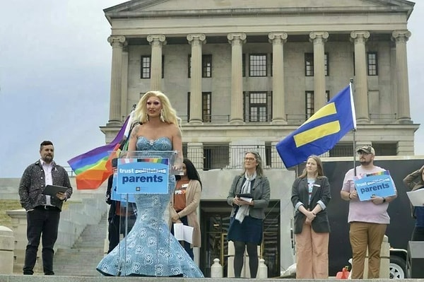 Drag şovlarının kamusal alanda yasaklanmış olması, Haziran ayı boyunca pride yürüyüşlerinde de drag queen'lerin olamayacağı anlamına geliyor.