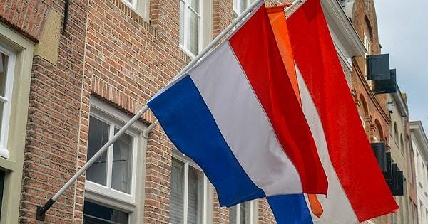 Bayrak, ülkenin tarihini, kültürünü ve değerlerini yansıttığından dolayı Hollanda halkı için oldukça önemlidir ve kullanımı da saygıyla karşılanır.