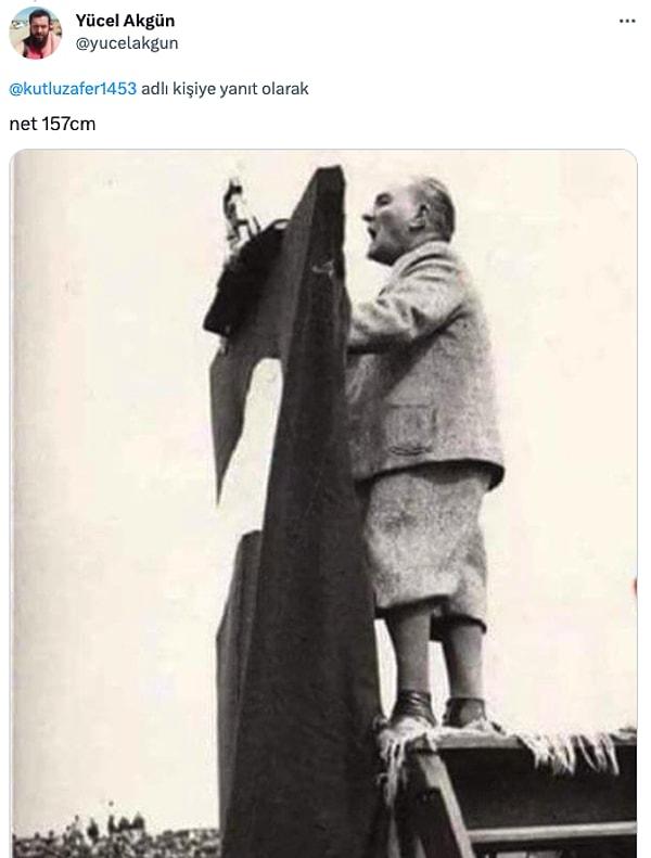 Bir başka hadsiz de Atatürk'ün kürsüden konuşma yaptığı bir fotoğrafını paylaşarak densizce bir yorum yaptı ve "Net 157 cm" dedi.