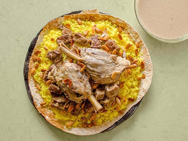 11. Ürdün: Mansaf. Ürdün'ün en meşhur yemeklerinden olan mansaf; koyun etli, bademli, kakuleli bir tür pilavdır. Ramazan'da iftar sofralarında en çok tüketilen yemeklerden biridir.