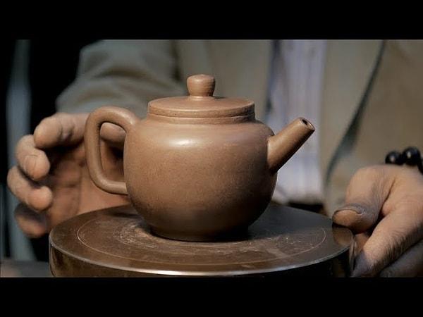 Çaydanlık Çin’den sonra Britanya İmparatorluğu’nda da kullanılmış. İmparatorluğun ilk zamanlarındaki hükümetler, tehdit olarak gördüğü insanların çayını zehirleyerek onlara suikast yapmıştır. Çaydanlık günümüzde British Museum’da sergilenmektedir.