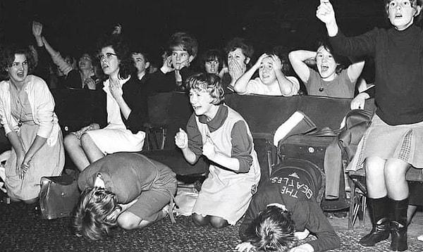 12. Beatles konserini izlerken kendilerinden geçen genç kadın hayranlar. (1960'lar)