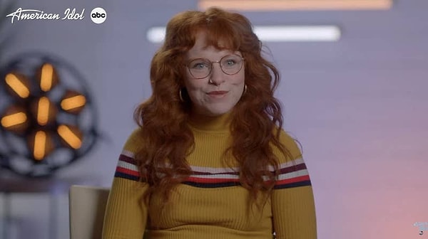 Когда Сара Бет рассказала, что родила троих детей в возрасте до 25 лет, Кэти, которой 38 лет и у которой есть 2—летняя дочь, изобразила, что вот-вот упадет в обморок. В ответ на это Сара Бет сказала: “Если Кэти ляжет на стол, я, кажется, потеряю сознание”, на что Кэти ответила: “Дорогая, ты слишком много лежала на столе”.