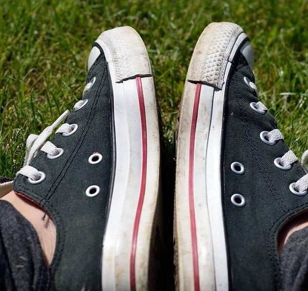 10. Converse ayakkabının delikleri.