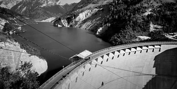 Vajont Barajı, zamanında 262 metrelik bir yüksekliğe sahipti ve bir mühendislik harikası olarak değerlendiriliyordu.
