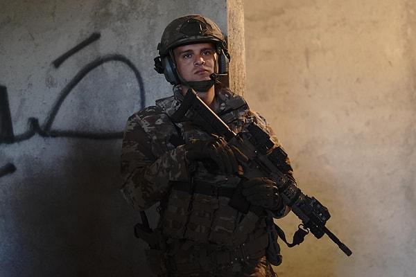 TRT 1'in askeri dram türündeki dizisi Al Sancak, dün akşam 8. bölümüyle sevenlerinin karşısına çıktı. Heyecan dolu son bölüm ilgiyle takip edildi.