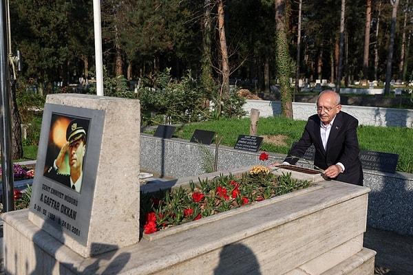 CHP Genel Başkanı Kemal Kılıçdaroğlu, Gaffar Okkan’ın mezarını ziyaret ederek dua etti.