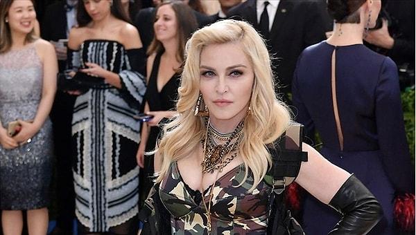 64 yaşındaki Madonna bu sefer de katıldığı bir programda yaptığı dans ve hareketlerle herkesi şok etti!