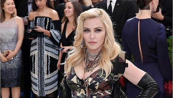 2. Dünyaca ünlü yıldız Madonna, yaptığı erotik dansla ortalığı kasıp kavurdu!