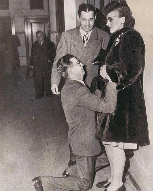 9. Boşanma mahkemesinde eşine yalvaran bir adam. (Şikago, 1948)