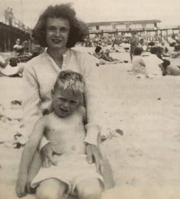 5. Bir anne, plajda oğluyla fotoğraf çekilmek için onu tutuyor. Fotoğraftaki çocuk seri katil Ted Bundy.