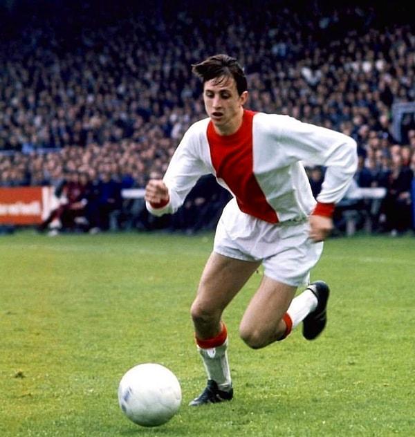 8. Ajax efsanesi olan Johan Cruyff, takımının kendisine kontrat önermemesi üzerine ezeli rakibi Feyenoord ile anlaştı. Ezeli rakip formasıyla lig ve kupa şampiyonlukları yaşadıktan sonra 30 yaşında "Benden bu kadar" dedi.