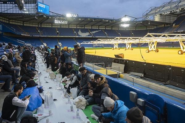 "Ramazan Çadırı Projesi" kapsamında açık iftar etkinlikleri kapsamında müslümanların oruçlarını açtıkları yer Stamford Bridge oldu.