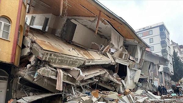 Kahramanmaraş merkezli meydana gelen deprem felaketinin sonucunda on binlerce vatandaşımız hayatını, evini ve yakınlarını kaybetti.