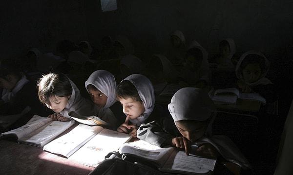 2021 yılının Ağustos ayında Afganistan ülke yönetimini ele geçiren Taliban, kız çocuklarının ilkokula gidişini yasaklamıştı.