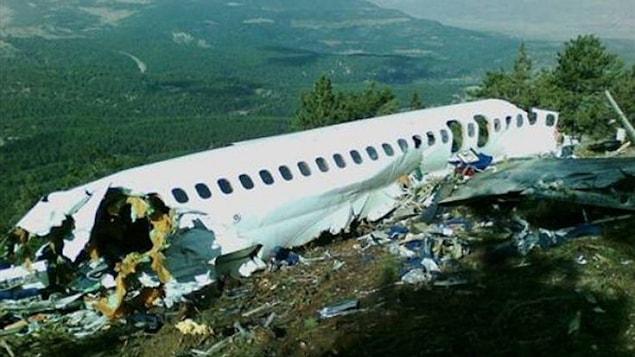 “Kendisini Türkiye kamuoyu 57 kişinin ölümüyle sonuçlanan Isparta uçak kazasında görevi kötüye kullanma nedeniyle aldığı 1 yıl 8 ay hapis cezasıyla tanıyor. 2920 sayılı kanuna göre suça karışmış olanların hele hele havacılık sektörüyle ilgili suça karışanların ruhsat alması mümkün değilken SHGM Genel Müdürü Kemal Yüksek bu hisse devrine neden ve niçin onay vermiş, sormak gerekiyor. Bu kişiden savcılık kağıdı istenildi mi merak ediyorum.”