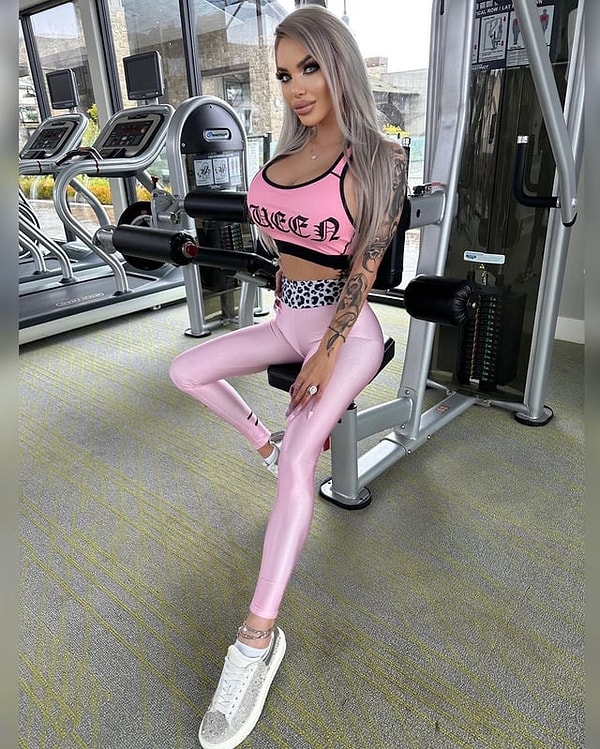 12. Ну, с худобой ног случился явный перебор...