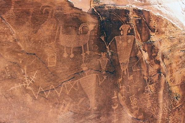 Bu çizimler, insanların tarih öncesi dönemlerinde yapılmıştır ve genellikle Avrupa, Kuzey Amerika, Güney Amerika, Asya ve Avustralya gibi yerlerde bulunabilir.