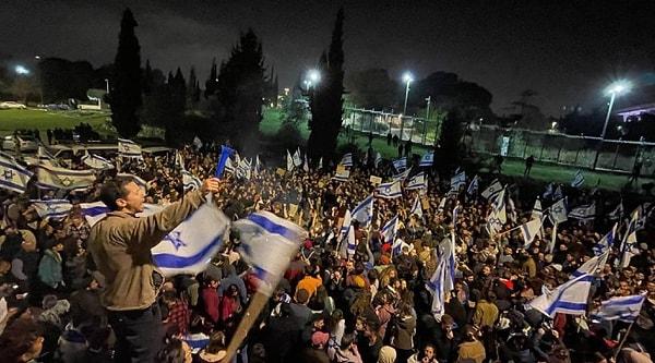 İsrail'de Başbakan Netanyahu'nun Savunma Bakanı Yoav Gallant'ı görevden uzaklaştırma kararının ardından, senenin başından itibaren on binlerce insanın sokağa çıktığı protestolar tekrar alevlendi.
