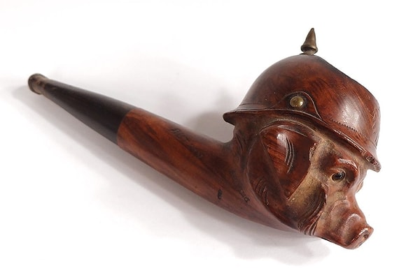 13. Курительная трубка в виде свиньи в шлеме (Европа, начало ХХ века)
