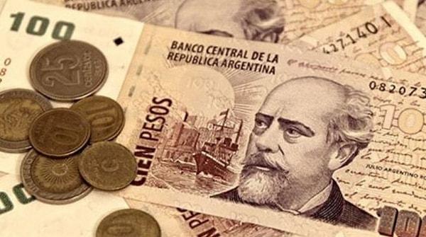 Güney Amerika'nın en büyük ikinci ekonomisi olan Arjantin de çok yüksek enflasyonla yaşarken, 2022 yılı boyunca üç kez asgari ücrette artışa gidiyor.