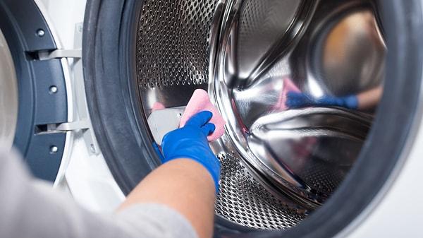 Deterjan ve yumuşatıcı bölmesini temizlemek çamaşır makinesini temizlemenin en basit aşaması aslında.