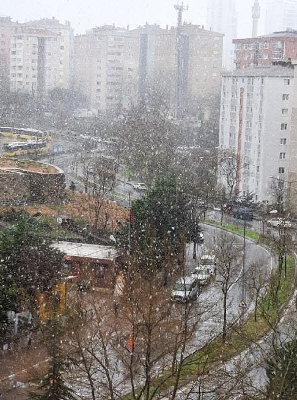 İstanbul’da Beylikdüzü’nde sabah saatlerinde karla karışık yağmur etkili oldu.
