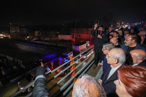 "Öyle sizler gibi afet bölgesine gidip steril ve göstermelik fotoğraflar çektirdikten sonra hemen konforlu genel merkezlerimize kaçarak koltuk kapmaca oynamıyoruz" diyerek Akşener'in bölgede çekindiği bu 👇 fotoğrafı yayımladı.