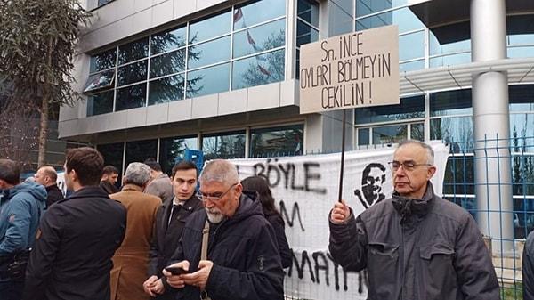 Kılıçdaroğlu ile İnce'nin görüşme sonrasında açıklama yapması bekleniyor. Görüşme öncesi parti binası önünde toplanan bazı yurttaşların, "Sn İnce oyları bölmeyin çekilin!" yazılı dövizler taşıdığı görüldü. Kılıçdaroğlu ve İnce yaklaşık 1 saat süren görüşmenin ardından basın açıklaması yaptı.