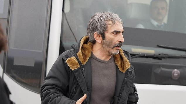 Farah'ın inadını güzellik yaparak kıramayacağını fark eden Mehmet artık daha sert oynamaya karar verir. Şimdiki amacı Farah'ın sınır dışı edileceği korkusunu ona yerleştirmek ve tanık olması için zorlamaktır.