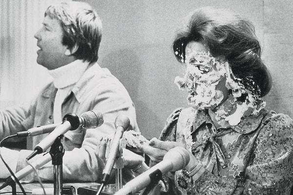 1. ABD, Florida merkezli 'Çocuklarımızı Kurtarın' isimli LGBTI+ karşıtı kuruluşun lideri Anita Bryant'ın yüzüne insan hakları aktivisti Des Moines'nin pasta fırlattığı an. (14 Ekim 1977)