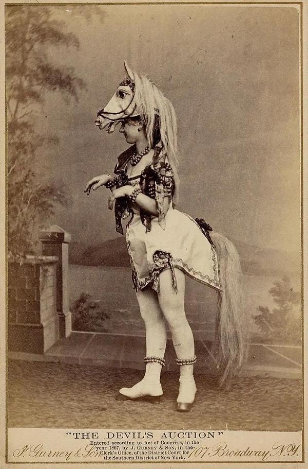 13. 19. yüzyılda ünlü olan Burlesk tiyatrosu oyuncusu Eliza Blasina, at kafalı enteresan bir kostüm giyiyor. (1867)