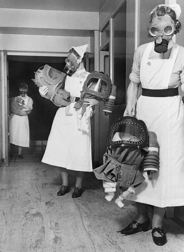 14. İngiliz hastanelerinde bebekler için hazırlanan gaz maskeleri test edilirken ortaya böyle ilginç görüntüler çıkmış. (1940)