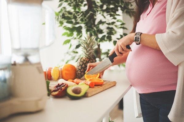 Bu dönemde hem annenin hem bebeğin sağlığı için beslenme konusu oldukça önemli hale geliyor. Anne adayının kilosu bu dönemin yakından takip edilmesi gereken verilerinden biri.