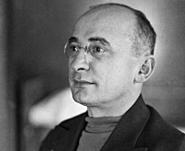 6. Кто изображен на этой фотографии?