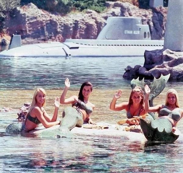 12. 1969'lı yıllarda, Disneyland'da bir denizaltı yolculuğunda misafirlere el sallayan deniz kızları👇