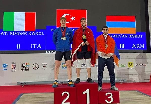 Milli halterci Sami Baki Kıymet, Arnavutluk'ta düzenlenen Yıldızlar Dünya Şampiyonası'nda 96 kiloda 3 altın madalya kazarak dünya şampiyonu oldu.
